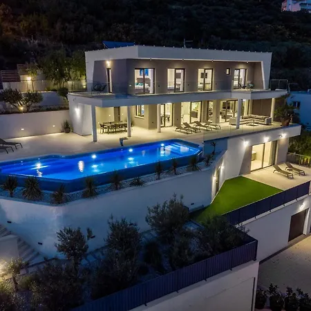 Luxurious Ada; Hot Tub, Sauna, Gym, Pool Villa *