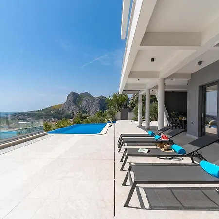 Luxurious Ada; Hot Tub, Sauna, Gym, Pool *