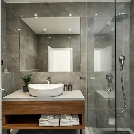 Luxurious Ada; Hot Tub, Sauna, Gym, Pool