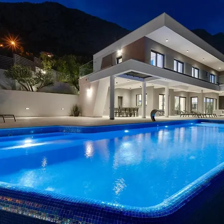 Villa Luxurious Ada; Hot Tub, Sauna, Gym, Pool *