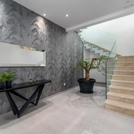 Villa Luxurious Ada; Hot Tub, Sauna, Gym, Pool *
