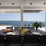 Luxurious Ada; Hot Tub, Sauna, Gym, Pool