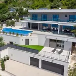 Luxurious Ada; Hot Tub, Sauna, Gym, Pool オミシュ