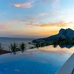 Luxurious Ada; Hot Tub, Sauna, Gym, Pool *