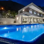 ヴィラ Luxurious Ada; Hot Tub, Sauna, Gym, Pool *