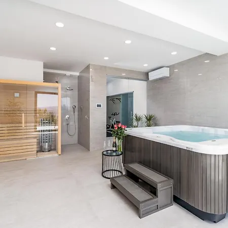 Luxurious Ada; Hot Tub, Sauna, Gym, Pool Vila *