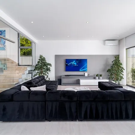 Luxurious Ada; Hot Tub, Sauna, Gym, Pool Vila