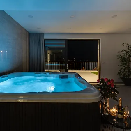 Luxurious Ada; Hot Tub, Sauna, Gym, Pool Vila